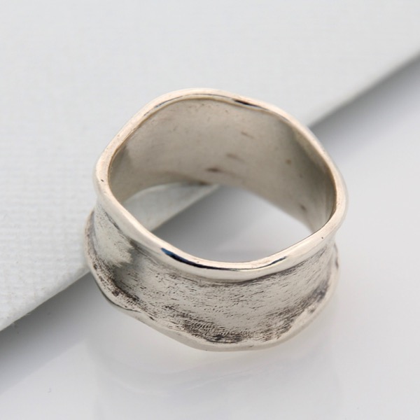 Solid Wave Ring